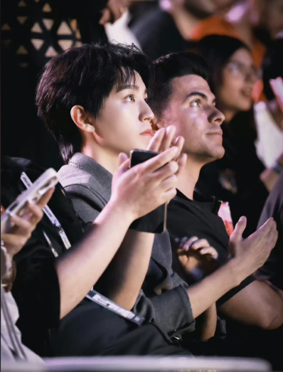 王俊凯领衔中国风闪耀沙特！电竞世界杯开幕式：顶流大使 + 非遗表演惊艳全球 15 亿观众